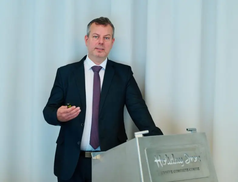 Komplexní projekty energetických úspor jsou v nemocnicích či školách ideální, zatím je však brzdí legislativa, shodli se účastníci sympozia Ekonomického deníku