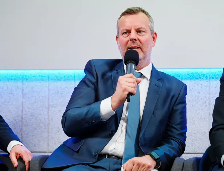 „Jednorázové vlny a nepředvídatelnost trhů jsou brzdy.“ Marek Tabašek z SSI Energy vystoupil na konferenci Právo a energetika